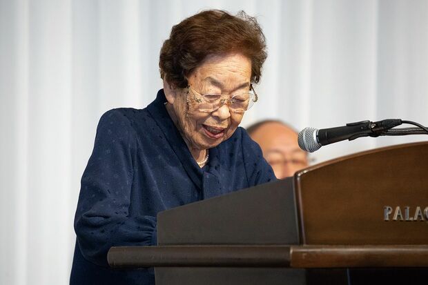 2018年、「山上の光賞」の授賞式で。これは80歳以上の医療関係者に贈られる（写真提供：山上の光賞事務局）