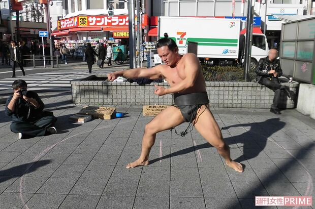 東京・高円寺の路上でパフォーマンスをする、ごっちゃんこさん