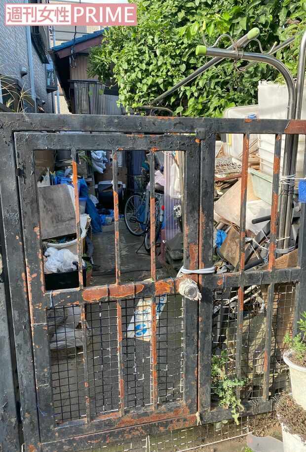 千葉市花見川区で母子が2人で住んでいた家の門は塗装がところどころ剥げていた
