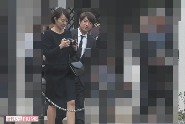 小学校の入学式をあとにする大竹と中村