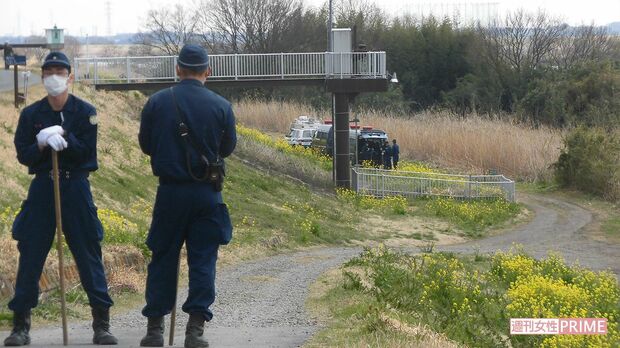 所持品が発見された河川敷では警察が捜査を行なっていた