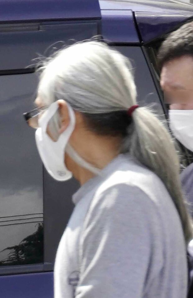 西高舞容疑者の父、ロングヘアを束ねる昌浩容疑者