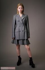 仁王立ちで凛とした小芝風花、カッコいい……（撮影／渡邉智裕）