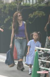 ラフな格好でCocomiの小学校入学式に出席した工藤静香（2007年）