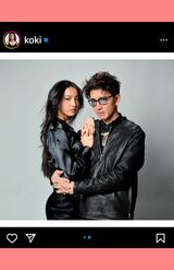 Koki,の細腰を抱くトト。こんなイケメンが父なんて、前世でどれほどの徳を積んだか……（Koki,のインスタグラムより）
