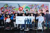 パラアスリートたちと記念撮影。iTunes Store、レコチョクで限定配信された231円（税抜き価格）×9万9594（6月末までのダウンロード数）＝2300万6214円の全額がパラスポーツ支援に！　撮影／森田晃博