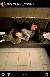 ソファでくつろぐトト＆ココ。イケメンの太ももを枕にできる娘の地位がうらやましい（Cocomiのインスタグラムより）