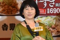 牛の肛門に腕を突っ込んでも上品？ 池谷のぶえが持つ“ほかの女優にない笑演力”