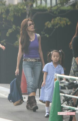 ラフな格好でCocomiの小学校入学式に出席した工藤静香（2007年）