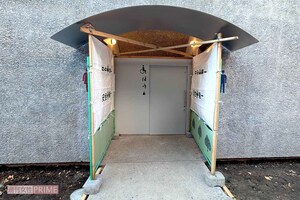 問題になっている上野公園の「仕切りなしトイレ」外観　撮影／編集部