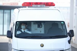 送検される広末涼子容疑者を乗せた静岡県警の車両。金網やカーテンで姿は見えなかった(2025年4月9日撮影)