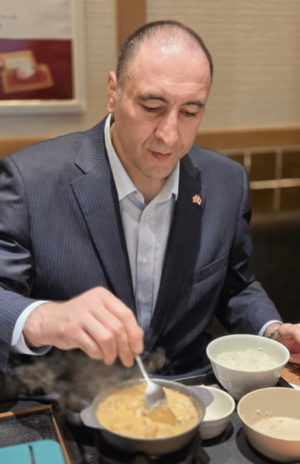 松屋のシュクメルリを堪能する栃ノ心(公式Xより)