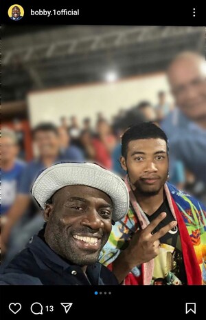 長男（右）とボビーの2ショット（本人SNSより※編集部で一部加工）