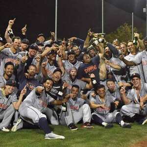 今年度、所属する「ソノマ・ストンパーズ」が前期優勝を決めた直後の記念写真。前から二列目、いちばん左が宮寺さん