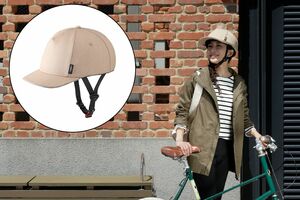 キャップのヘルメットカバーがついたタイプ。ツバのエッジ部分のパイピングなど細部にもこだわり、より自然に見えるよう工夫が（写真提供／株式会社オージーケーカブト）