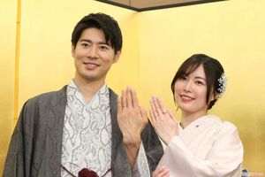 キラリと光るMIKIMOTOの婚約指輪は、「重ねて付けるのは似合わない」と人差し指に