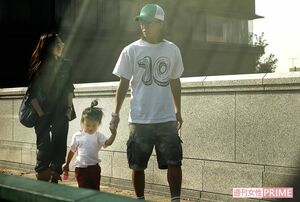 家族で散歩に出かける木村・工藤夫妻