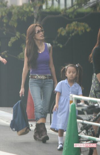 ラフな格好でCocomiの小学校入学式に出席した工藤静香（2007年）