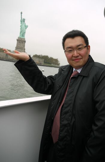 2009年、ニューヨーク・自由の女神にて記念撮影をする鳥海高太朗さん