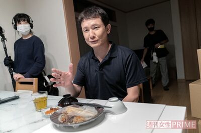 こちらは食卓のシーン。撮影は都内の一軒家をまるごと借りて行われた