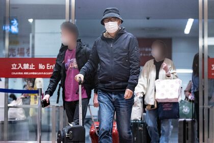 羽田空港に到着した岸部一徳