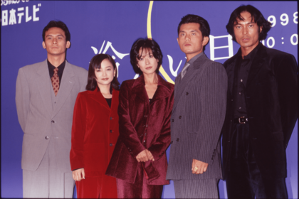 テレビドラマ『冷たい月』('98年、日本テレビ系)。この枠では異例の18%という高視聴率を記録し、明菜自身による主題歌の『帰省~Never Forget~』は難しいメロディーを歌い上げている