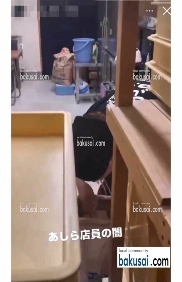 ネットで拡散されているバイトテロ動画。新潟県にある『荒川らーめん魂あしら』のバックヤードと思しき場所で従業員と思われる男性が、茹でる前の麺を素手でパクパクと口に(『爆サイ.com』の公式Xより https://x.com/bakusai_com/status/1850759396655329745)
