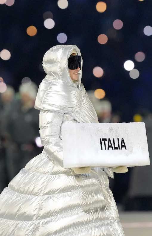 ミラノ・コルティナ五輪の開会式、入場行進するイタリア選手団を先導する女性（代表撮影）