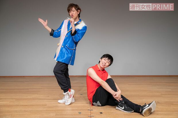 ネタのポーズを披露してくれたジャガーズ。歌う先輩ジャニーズ（ちーやん）の足元で揺れるJr.（ともひろ）　撮影／齊藤周造