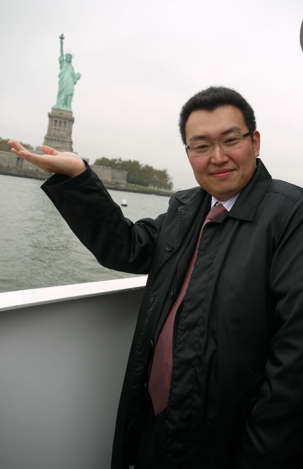 2009年、ニューヨーク・自由の女神にて記念撮影をする鳥海高太朗さん