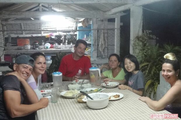 豆スープを囲むキューバの大家族の食卓を訪問