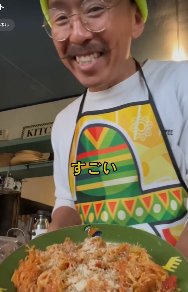 YouTubeのショート動画やTikTokに投稿されている動画で、ノリノリでキャベツレシピを紹介するドンさん。「作ってみたらウマすぎ！」「ダイエット中で何度も作ってます」とたくさんのコメントが