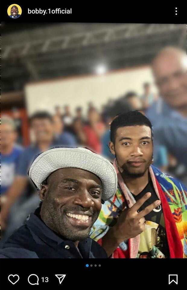 長男(右)とボビーの2ショット(本人SNSより※編集部で一部加工)