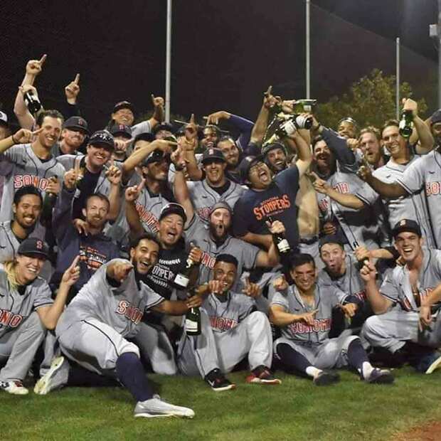 今年度、所属する「ソノマ・ストンパーズ」が前期優勝を決めた直後の記念写真。前から二列目、いちばん左が宮寺さん