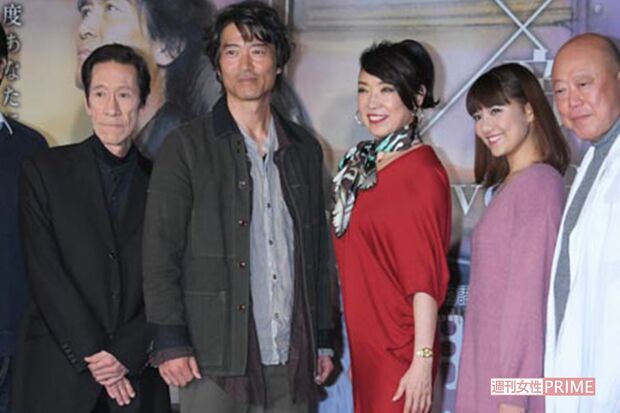 '17年に松任谷由実主演の舞台に出演した斎藤（左から2人目）