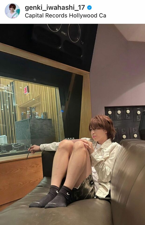 8月28日、レコーディングスタジオのような場所にいる岩橋（本人のSNSより）