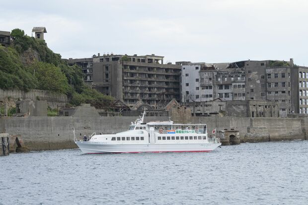 高層住宅群は船の周遊でしか見られないスポット。廃墟の威容が間近で感じられる