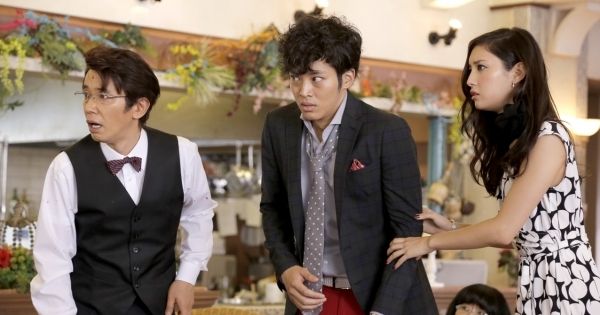 【STORY】イタリアンレストランでの大惨事、ロイヤル夫婦の休日、不器用な誘拐犯、占い老婆の真実、42年ぶりの涙の生還、宇宙人、大学生の行く末……。それぞれのウソが、愛と爆笑と感動を生み出していく。日本映画界を牽引する、総勢27名の豪華俳優が贈る、鮮やかすぎるウソ・エンターテインメント!