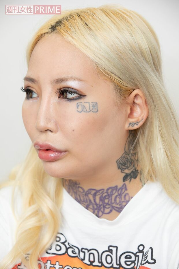 母親との確執から左目の下に入れた『SAD（悲しみ）』というタトゥー