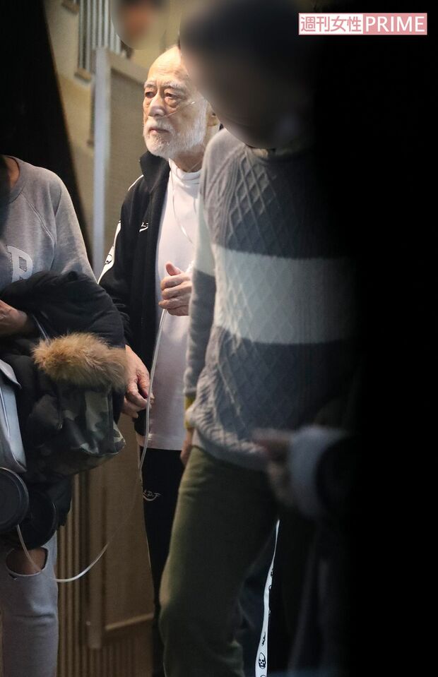 酸素チューブはマネージャーが持つ医療用ボンベとつながっていた