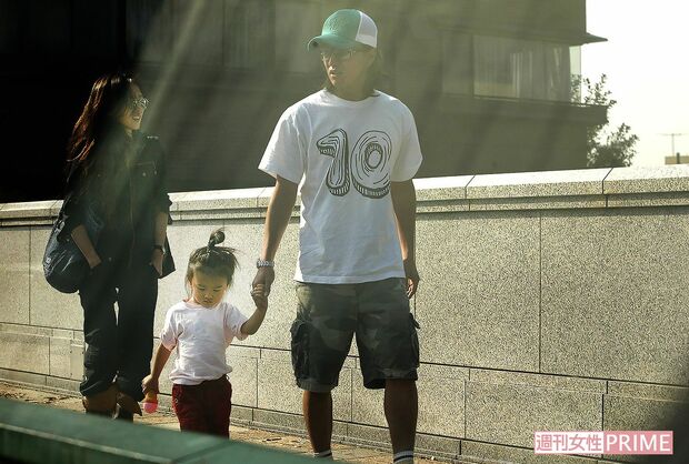 家族で散歩に出かける木村・工藤夫妻