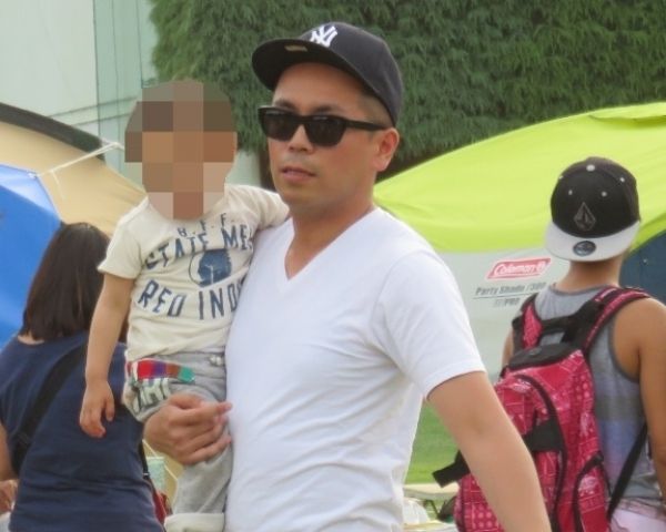 第3子が今月誕生予定のトシ、休日のイクメン姿をキャッチ | 週刊女性PRIME