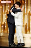 『第66回NHK紅白歌合戦』(’15年)に友人のバナナマンが駆けつけお祝い。特に仲のいい日村とは抱き合ってみせた 撮影/週刊女性写真班