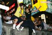2003年9月15日、阪神タイガースの優勝を祝って道頓堀川に飛び込む若い女性たち
