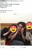 両脇に女性に囲まれてダブルピースをする小栗旬（東谷義和氏のTwitterより）