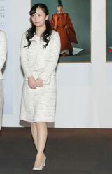 '19年4月、（現上皇さまの）『御即位30年記念特別展』にご両親と小室子さん（当時は子さま）とともに訪れた佳子さま。ラメの入ったオフホワイトのスーツに、パンプスや小物もオフホワイトで合わせた、上品なワントーンコーデ　撮影／JMPA
