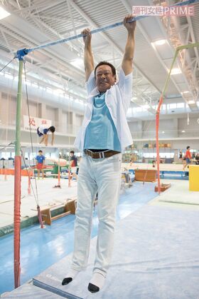 取材のその場でひょいっと鉄棒にぶら下がってくれた森末。この気さくさが多くの人を引きつける魅力か　撮影／渡邉智弘