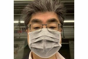コロナ禍でマスク着用を宣言する桶田敦容疑者（本人SNSより）