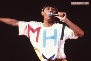 キュートなTシャツを着こなして熱唱する近藤真彦（1982年）