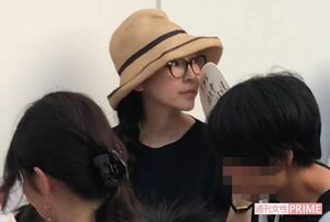 麻生は帽子に眼鏡でひっそり参加。髪は、三つ編みにしていた